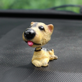 Собака на панель авто, качающая  головой
