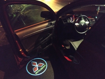 Проектор логотипа  в двери Mitsubishi на батарейках, 2 штуки 
