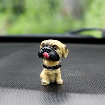 Собака на панель авто, качающая головой